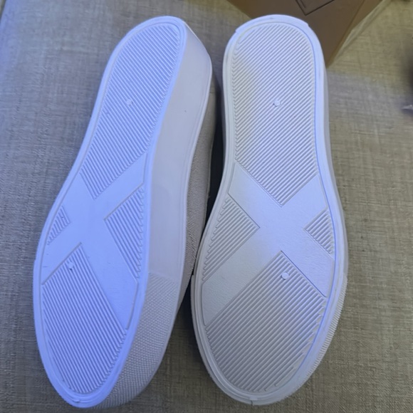 Light Grey ASOS DESIGN Dexter slip on plimsolls - Picture 2 of 4